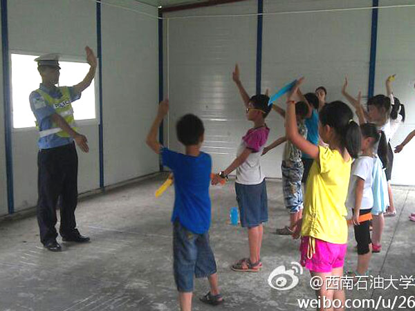 7��24��������ʯ�ʹ�W(xu��)У��(b��o)ӛ�߈F(tu��n)���Ű�֧��־Ը�(du��)�o���ӂ�����(l��i)��һ�ò�һ�ӵ��I(y��)�w�(y��n)�n�����а������t(y��)�����ώ����������ƌW(xu��)�ң���ώ���N�I(y��)���(du��)�T��ϣ�������ӂ�?c��)ڸ���(g��)�I(y��)�ώ�ָ��(d��o)�����܌�(du��)δ��(l��i)���������M(m��n)ϣ�����D�顰���������ڽ̌�(d��o)���ӂ���ָͨ�]�Ļ��A(ch��)�ք�(sh��)��