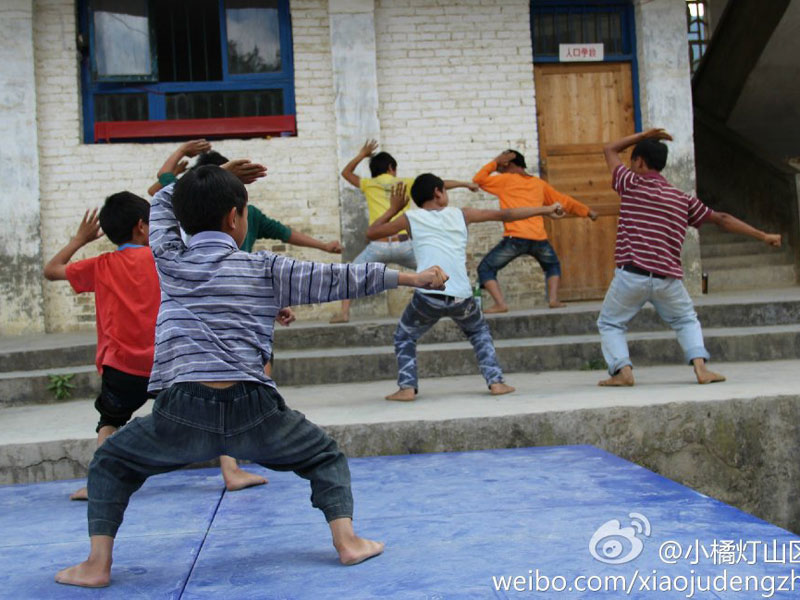 7��31�գ���С�ٟ���ɽ�^(q��)���W(xu��)����֧���(du��)��ǭ����ؑ�S�h�����l(xi��ng)����С�W(xu��)����20���֧�̻�Ӽ����Y(ji��)���������������ҵ�Ͷ�뵽����ˇ�R�ݵĜ�(zh��n)���A�����D�麢�ӂ��ڞ�R���u�����ž���