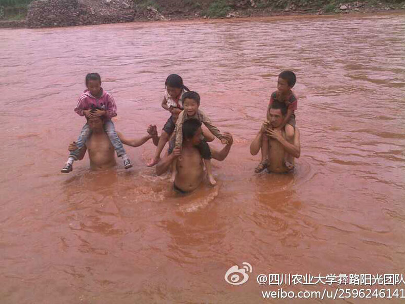 7��17�գ��Ĵ��r(n��ng)�I(y��)��W(xu��)����·�(y��ng)�⡱�F(tu��n)�(du��)��(l��i)��������ɽ��ϲ�¿h�ɺӿ��(zh��n)�_(k��i)չ֧�̻��(d��ng)���ɺӿ��(zh��n)��̎ƫƧ��ȫ��ĺ���ÿ�춼Ҫ���Ѓɂ�(g��)��С�r(sh��)�όW(xu��)��;����Ҫ���^(gu��)һ�l30�׌��ĺ������D������W�����Ӷ��^(gu��)�R����ĺ�����