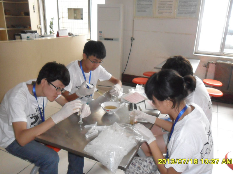 7��27�գ����ϴ�W���YԴ�ɡ�����������`��꠵��_��һ�����`�ء����ĳ���꠆T���R��ͣ��ǰ����һ��ȡ���c�M��ȡ�ӹ������D��꠆T���ڌ�200ml�Ę�Ʒ�b�M20��С������ԇ��ƿ����