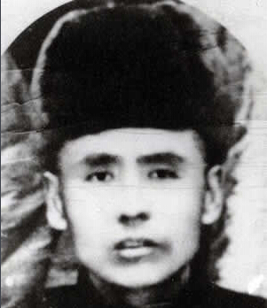 ���F÷��1893��1934�����������|����Ϫ��1931��10����Ѯ�����F÷�������|�������l(w��i)܊�����ڵ��|���P����ᶎr���f��һ�����(d��ng)��1932��3�£��|���񱊿��վȇ�(gu��)��(hu��)ί�����F÷��|�����x��܊��28·܊˾����1934��5��30���������F÷����͢�o���I(l��ng)�Ăα��°����(du��)���@��1934��9��28��ҹ�����F÷����܊�ٰ�񽵟o(w��)Ч�±�������1935�깲�a(ch��n)�h�l(f��)���ġ���һ���ԡ������Q(ch��ng)���ǡ���ȇ�(gu��)�����|������Ӣ�ۡ���1988�걻׷�J(r��n)�������ʿ��2014��9��1���������������������ĵ�һ��300����������Ӣ�Һ�Ӣ��Ⱥ�w��䛡�