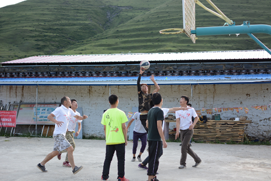 廣東醫(yī)科大學(xué)暖風(fēng)中國志愿服務(wù)隊(duì)帶領(lǐng)四川省甘孜州康定縣塔公鄉(xiāng)江巴村的孩子們打籃球。