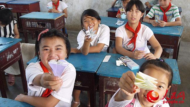 ���ϿƼ���W(xu��)��һ��һ·���x��(w��)֧���c����(zh��n)��ؚ�{(di��o)�Ќ�(sh��)�`�F(tu��n)��������ꖿh��¹ɽ�(zh��n)�u�ŸG���_չ�x��(w��)֧�̺ͷ�ؚ�{(di��o)����־Ը�߽o���ӂ��_�O(sh��)�ֹ��n�ã��D�麢�ӂ�չʾ�ֹ���Ʒ�����F(tu��n)�(du��)�ṩ��