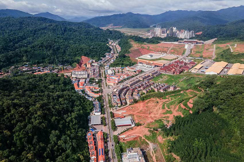 磨憨口岸俯瞰，右前方高層白色建筑群為老撾境內(nèi)。人民網(wǎng)記者 符皓攝