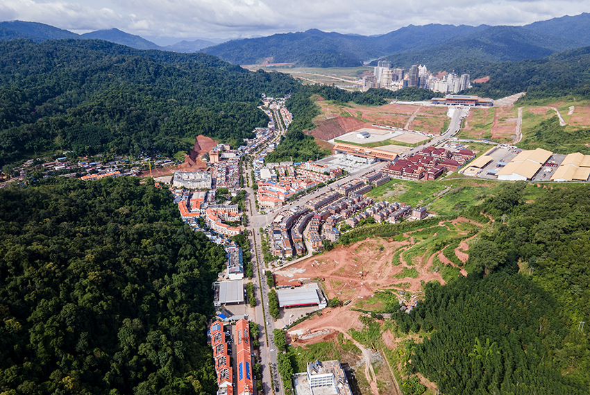 磨憨口岸俯瞰，右前方高層白色建筑群為老撾境內(nèi)。人民網(wǎng)記者 符皓攝