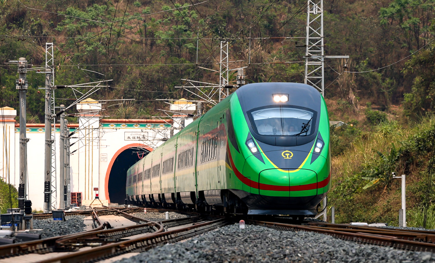 “復(fù)興號(hào)”動(dòng)車組列車駛過友誼隧道。徐章位攝